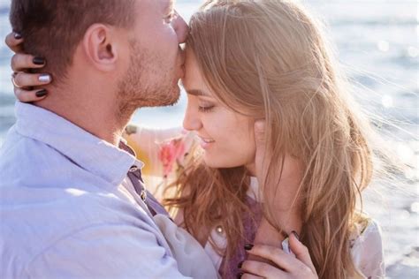 Poljubljanje, če je dobra kemija Spolni zmenki Gandorhun